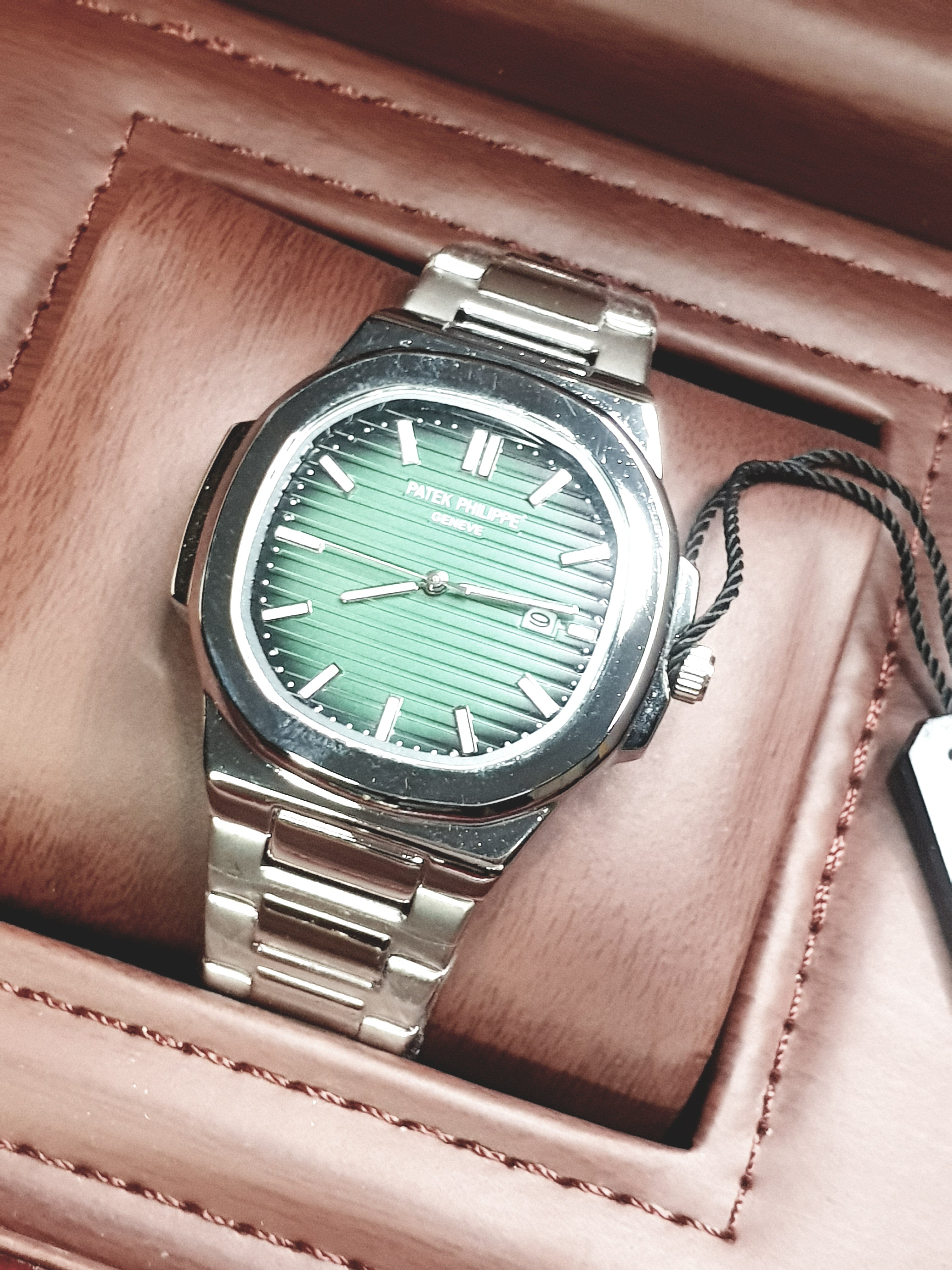 Patek Philippe Geneve Chain Watch Master Copy – Green Dial Edition