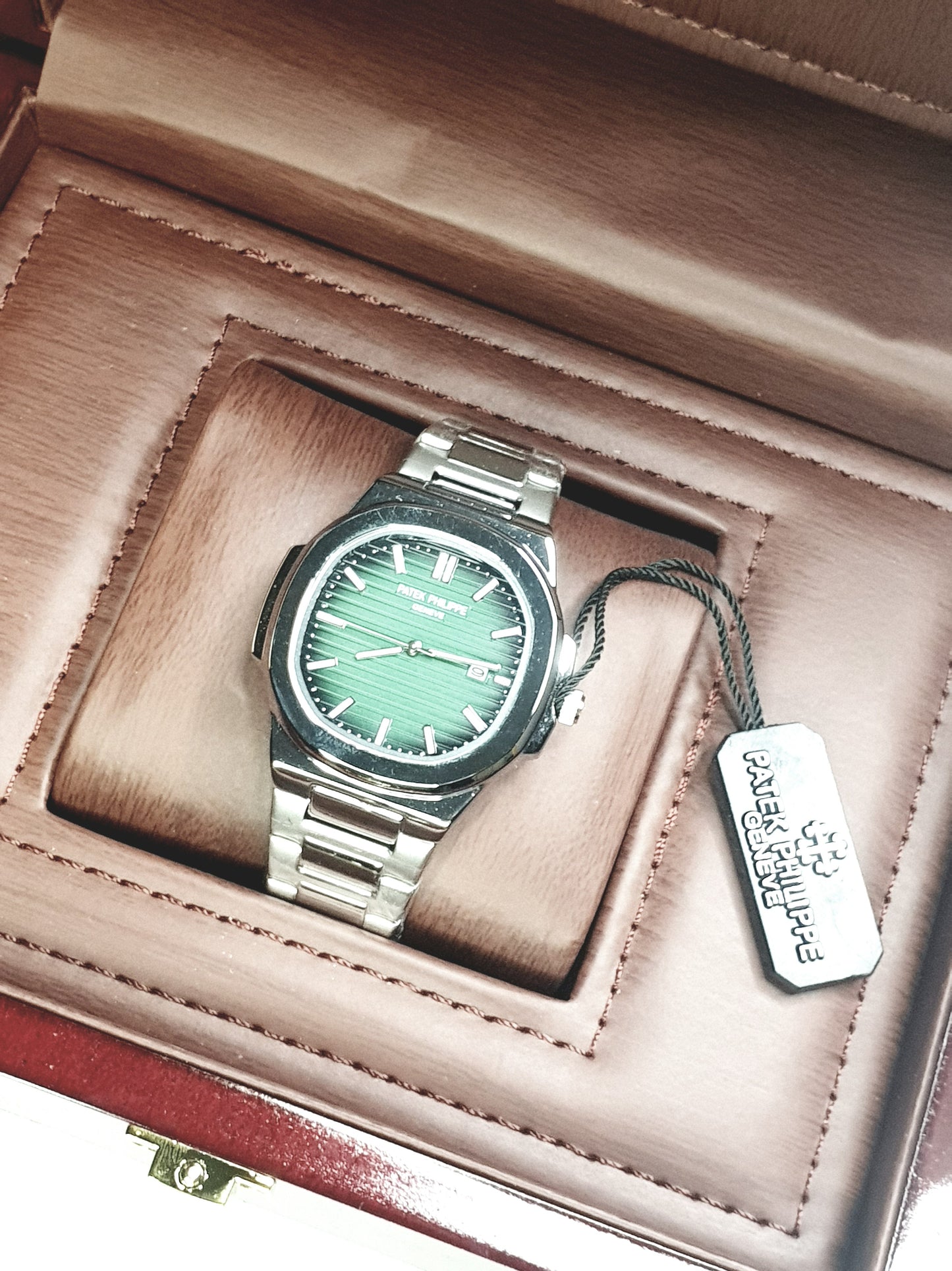 Patek Philippe Geneve Chain Watch Master Copy – Green Dial Edition