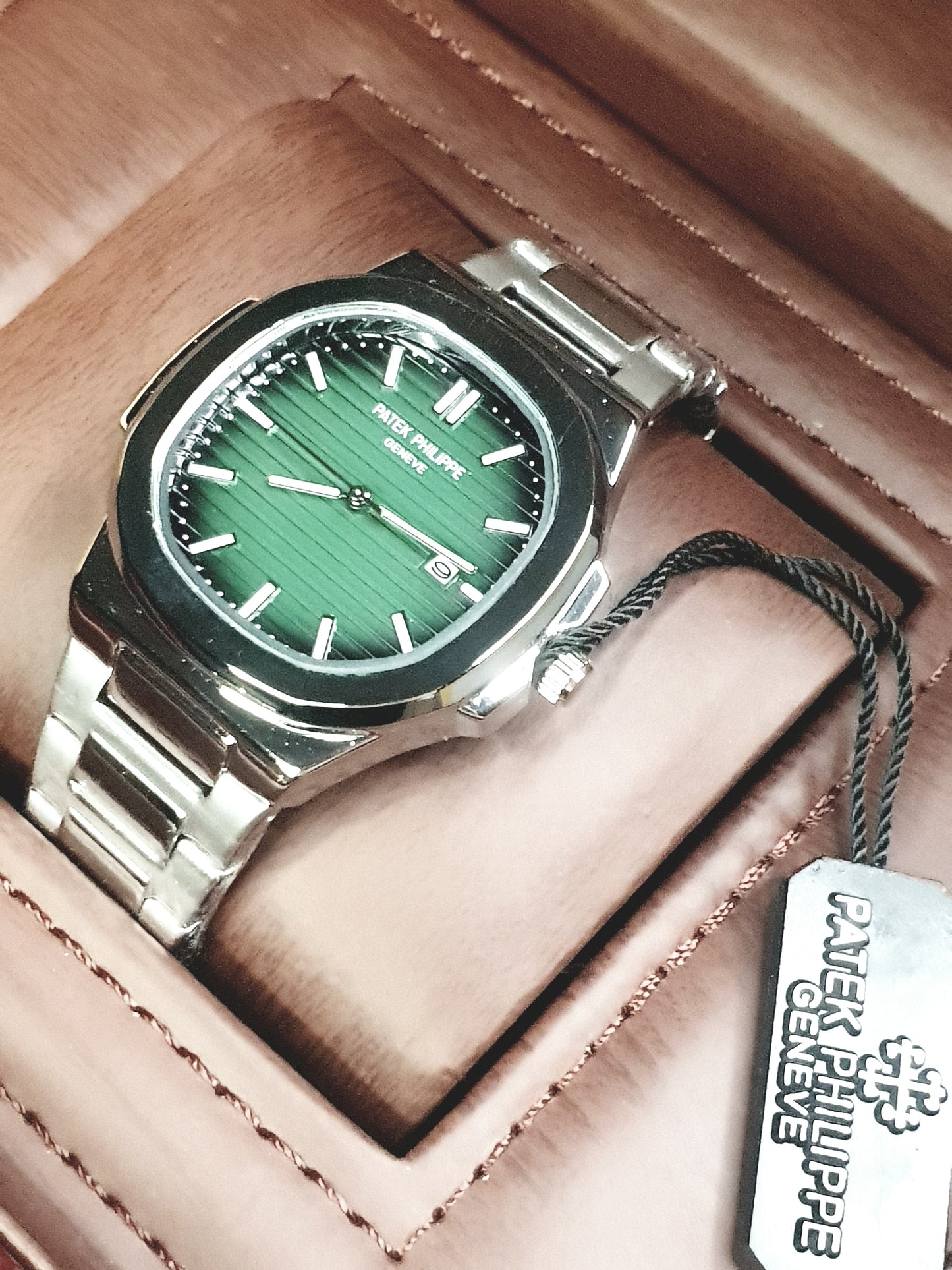 Patek Philippe Geneve Chain Watch Master Copy – Green Dial Edition