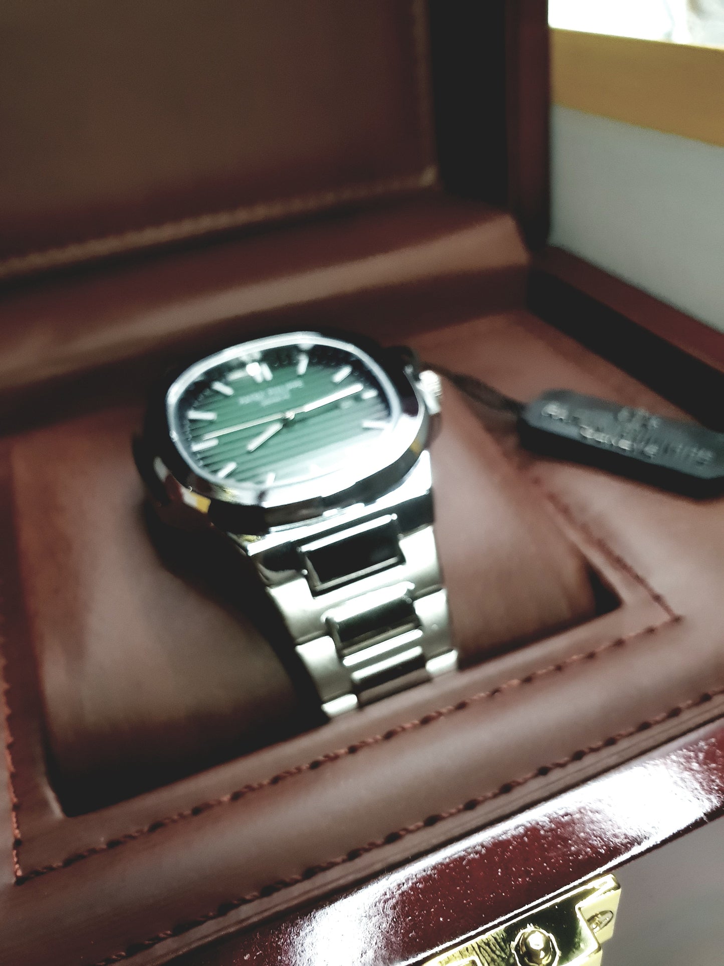 Patek Philippe Geneve Chain Watch Master Copy – Green Dial Edition