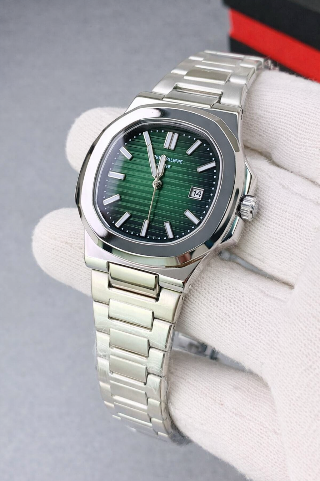 Patek Philippe Geneve Chain Watch Master Copy – Green Dial Edition
